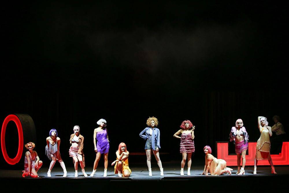 Julia Koci (Nickie), Caroline Frank (Helene), Lisa Habermann (Charity Hope Valentine), Kudra Owens (Carmen), Musicalensemble