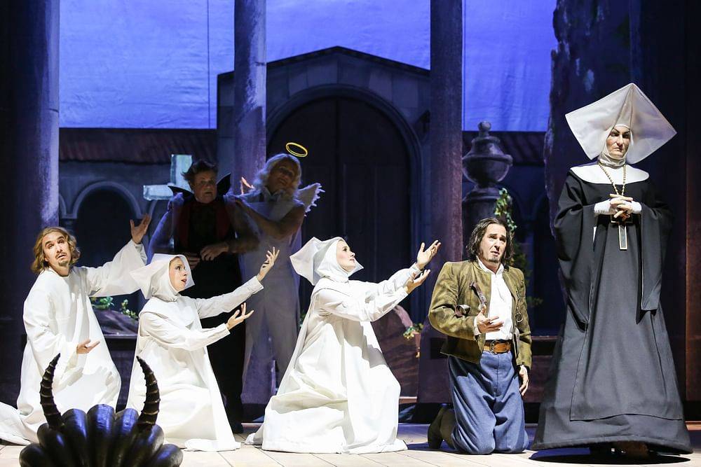 David Sitka (Reinhart/Reinwald/Reiner), Johanna Arrouas (Isabella/Isolde/Iska), Theresa Dax (Amanda/Amalia/Amira), Carsten Süss (Isidor/Isbert/Immanuel), Marco Di Sapia (Mutter Aglaja/Oberst Donnersbach/Satan)