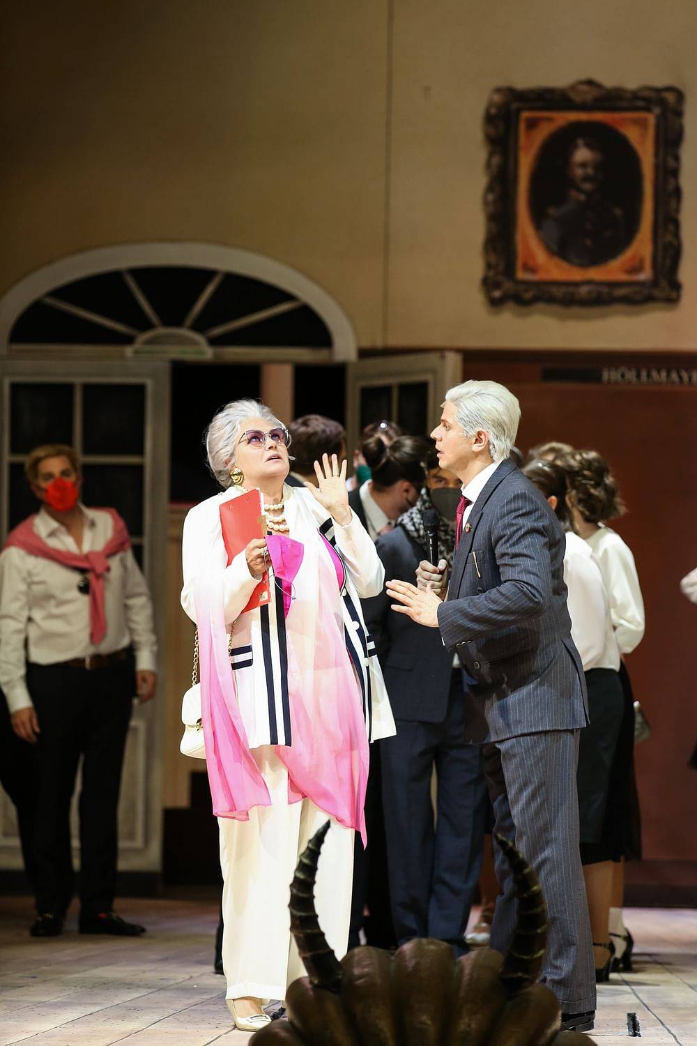  Carsten Süss (Isidor/Isbert/Immanuel), Verena Scheitz (Frau Zimmermann-Großfeldt), Michael Havlicek (Haderer/Thomas/Nebel/Höllmayer), Jungendchor