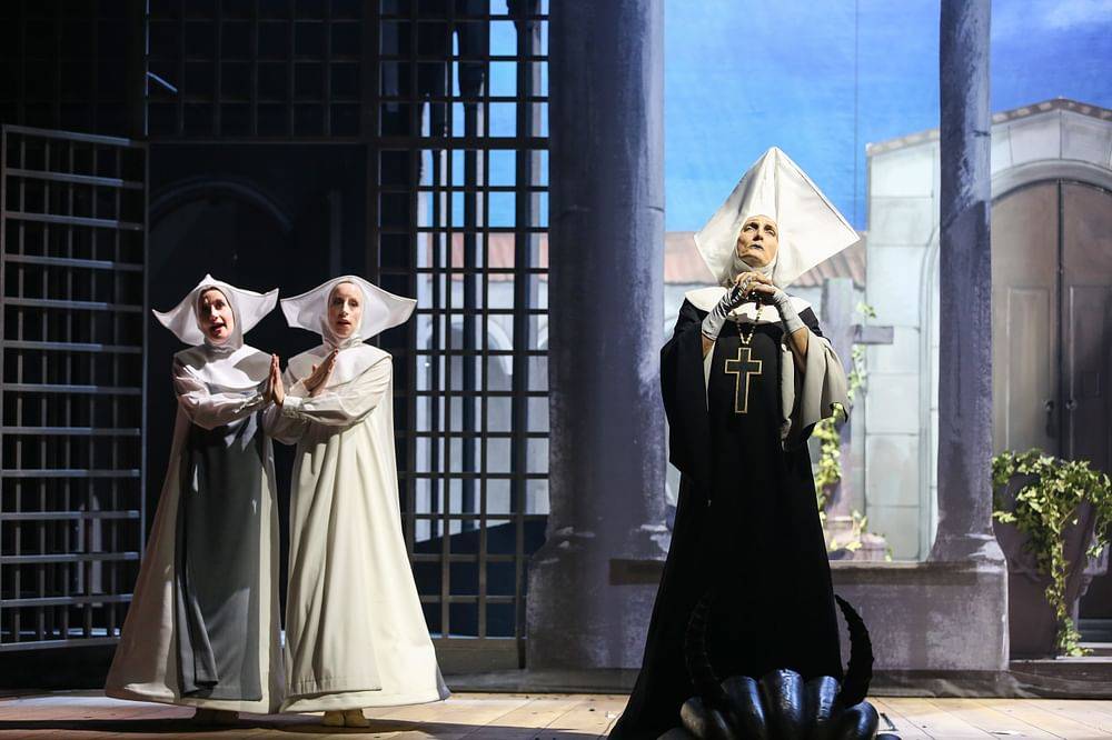 Theresa Dax (Amanda/Amalia/Amira), Johanna Arrouas (Isabella/Isolde/Iska), Marco Di Sapia (Mutter Aglaja/Oberst Donnersbach/Satan)