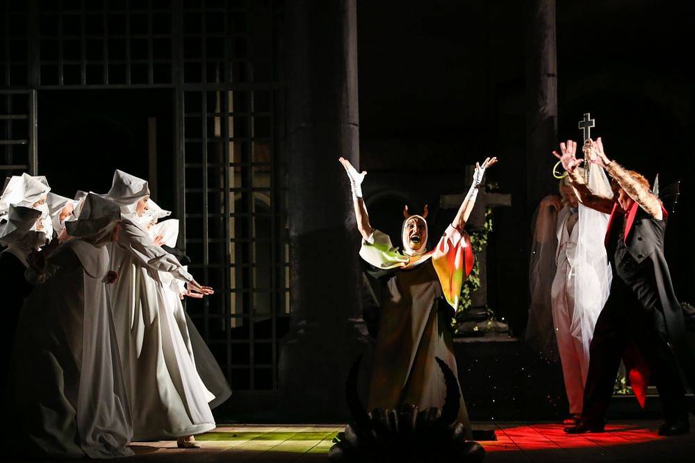 Marco Di Sapia (Mutter Aglaja/Oberst Donnersbach/Satan), Christian Graf (Rupert), Robert Meyer (Ruprecht), Ensemble, Chor