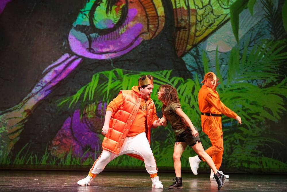 Jakob Semotan (King Louie, Orang-Utan), Juliette Khalil (Mogli), Ensemble