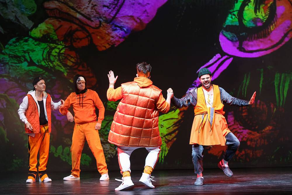 Jakob Semotan (King Louie, Orang-Utan), Maximilian Klakow (Balu, Bär), Ensemble