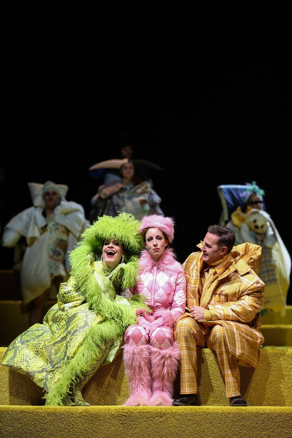 Ursula Pfitzner (Frau Peachum), Johanna Arrouas (Polly), Carsten Süss (Jonathan Peachum), Komparserie

