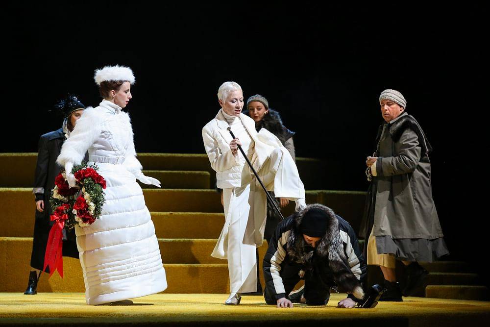 Maria Hegele (Ede), Johanna Arrouas (Polly), Sona MacDonald (Macheath), Julia Edtmeier (Hakenfinger-Jakob), Jakob Semotan (Münz-Matthias), Daniel Ohlenschläger (Säge-Robert)

