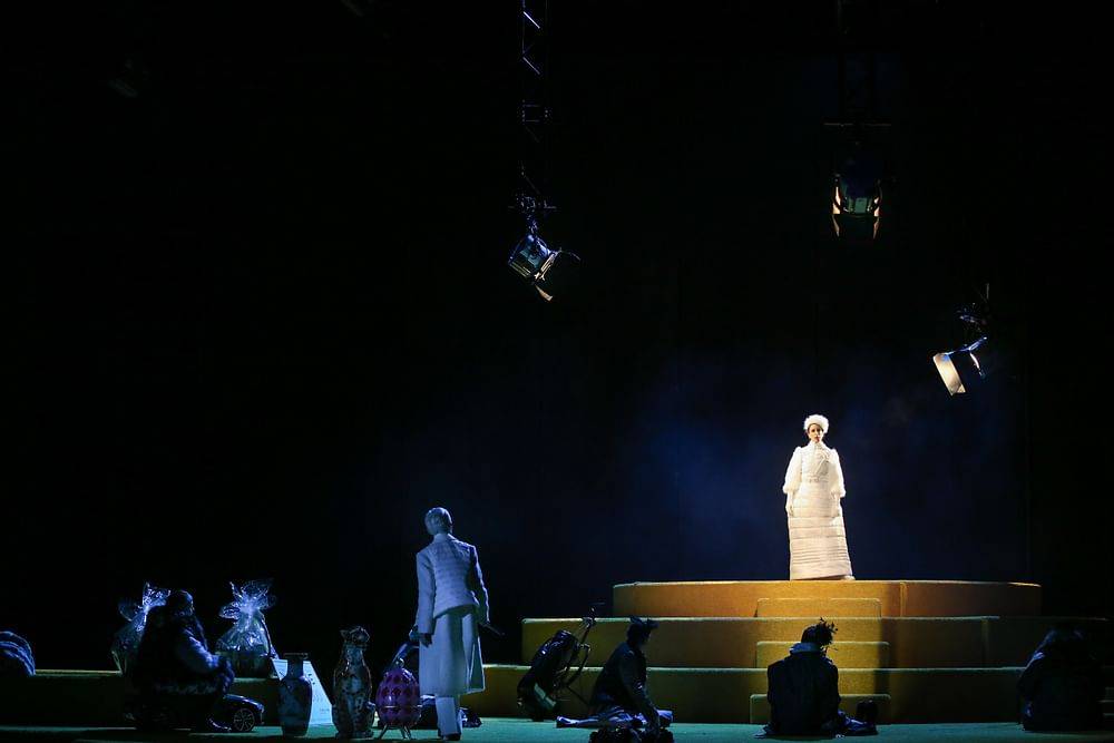 Sona MacDonald (Macheath), Johanna Arrouas (Polly), Ensemble

