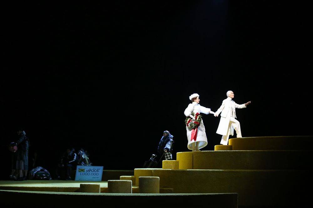 Johanna Arrouas (Polly), Sona MacDonald (Macheath)
