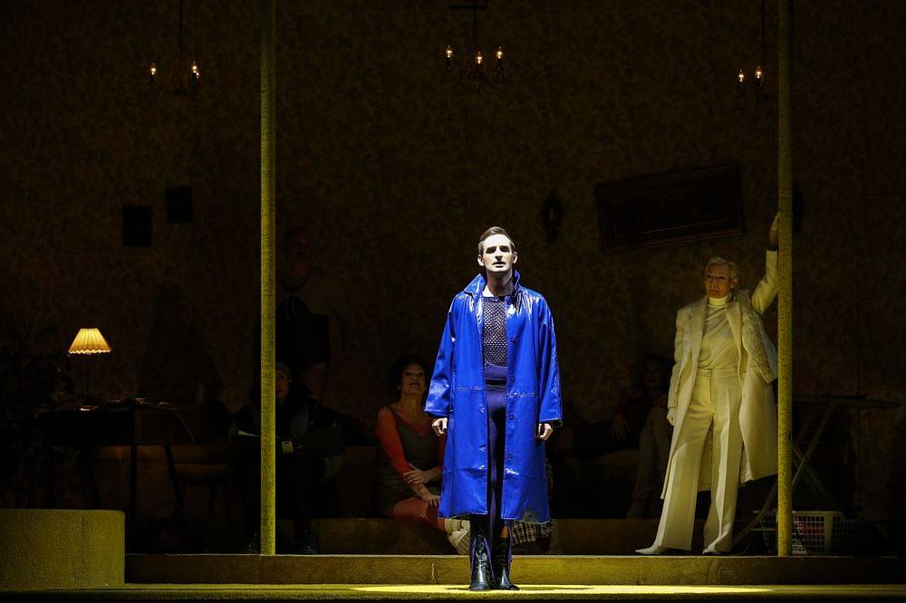 Oliver Liebl (Spelunkenjenny), Sona MacDonald (Macheath), Ensemble

