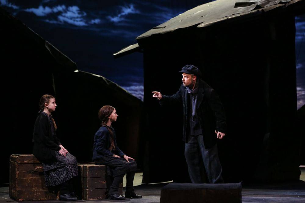Alma Sommer (Sprintze), Mara Westerkamp (Bielke), Peter Lesiak (Perchik)