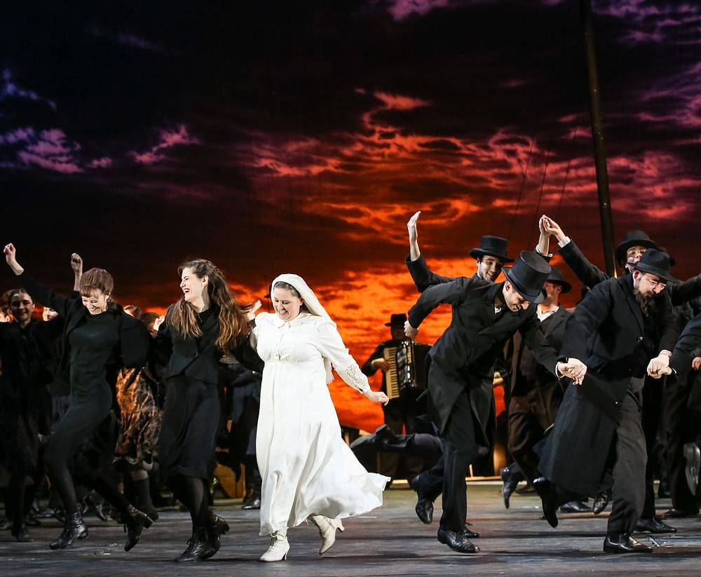 Vanessa Zips (Chava), Lisa Habermann (Hodel), 
Anita Götz (Zeitel), Oliver Liebl (Mottel Kamzoil), Karl-Michael Ebner (Awram), Wiener Staatsballett

