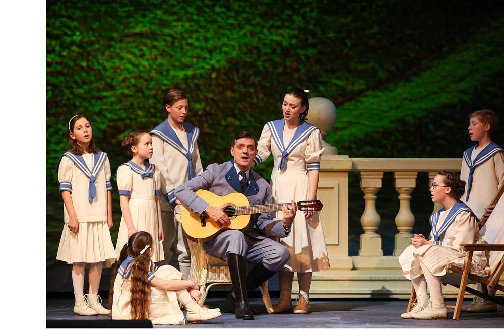 Axel Herrig (Kapitän Georg von Trapp), Sarah Weidinger (Liesel), Kinderchor, Jugendchor 