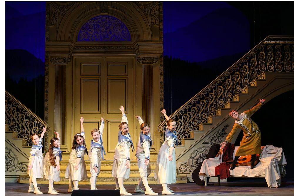 Lauren Urquhart (Maria Rainer), Kinderchor, Jugendchor