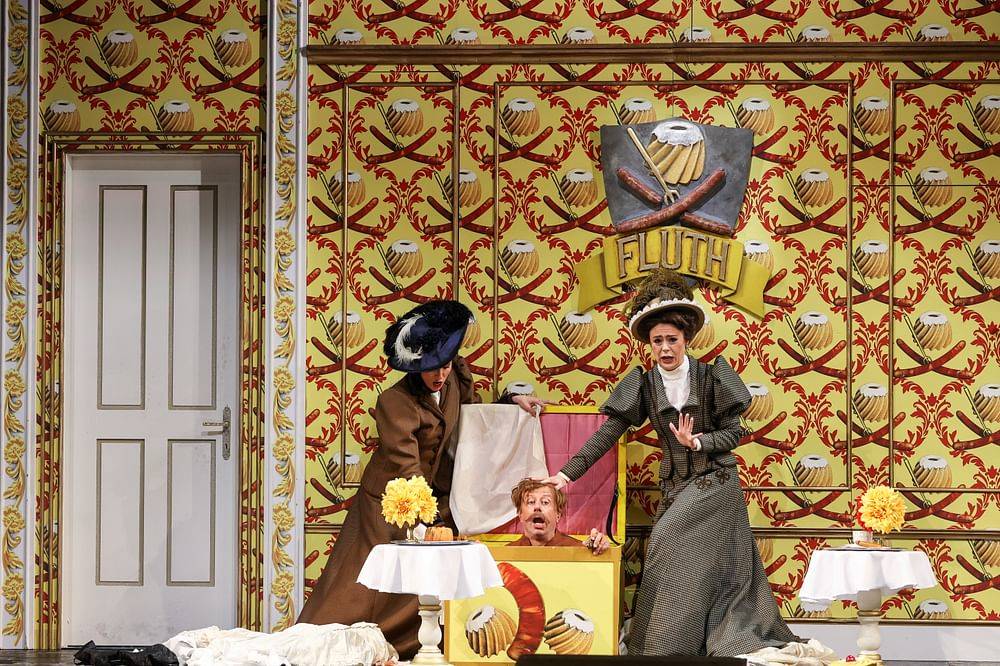 Anett Fritsch (Frau Fluth), Martin Winkler (Sir John Falstaff), Stephanie Maitland (Frau Reich)