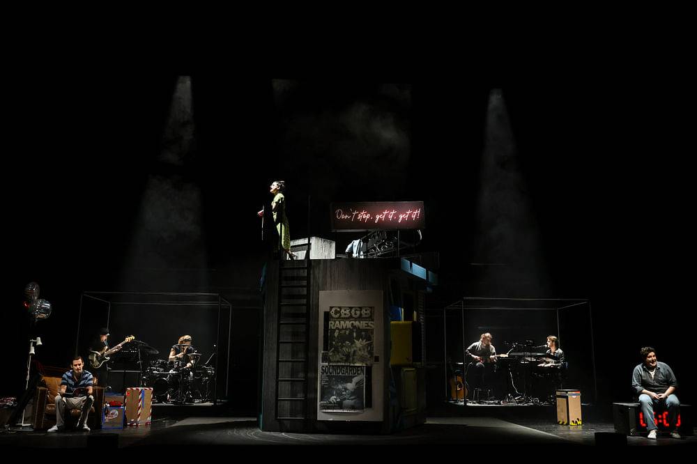 Oliver Liebl (Michael), Juliette Khalil (Susan), Jakob Semotan (Jon)
Marlene Lacherstorfer (Bass), Mario Stübler (Schlagzeug), Felix Reischl (Guitarre), Christian Frank (Jon) 