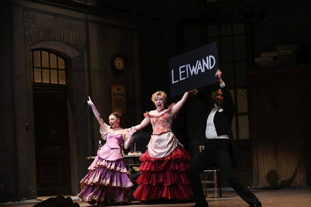 Julia Edtmeier (Ida), Lauren Urquhart (Adele), Statisterie