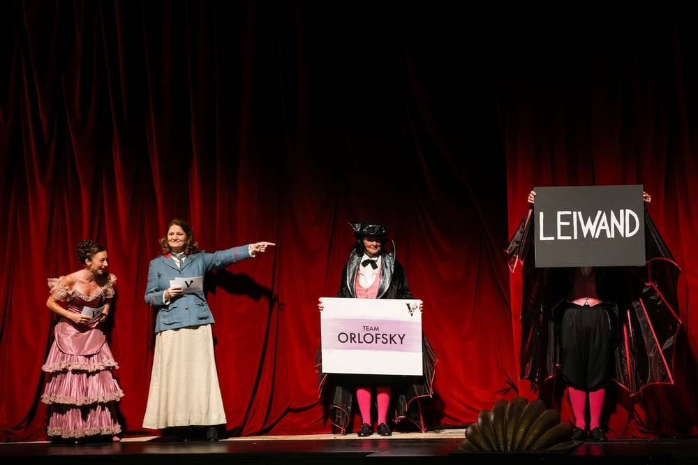 Julia Edtmeier (Ida), Sigrid Hauser (Frosch), Statisterie