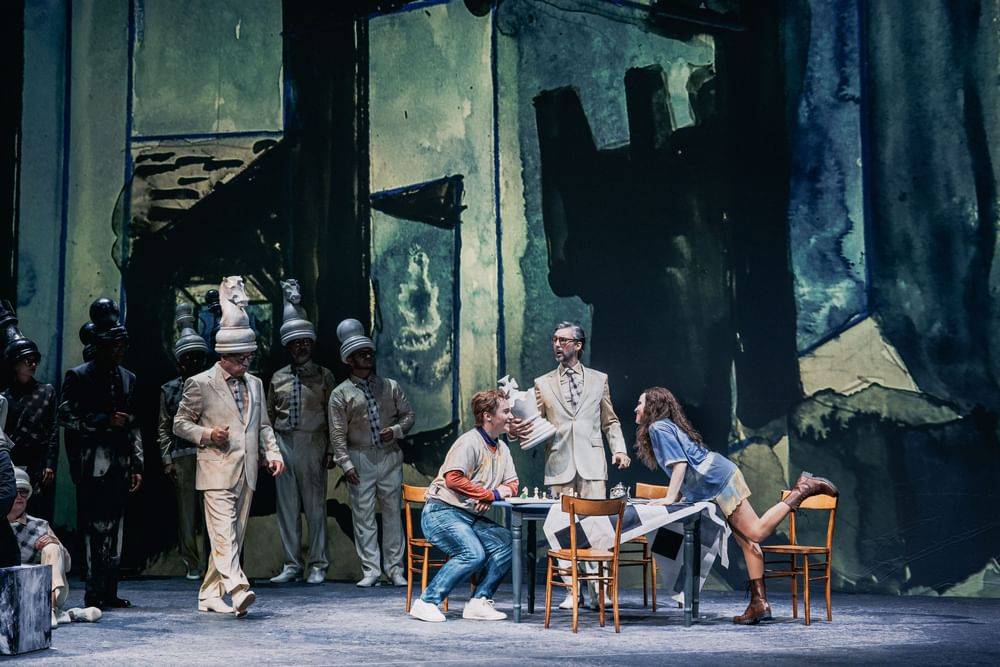 Daniel Ohlenschläger (Erster Priester), David Kerber (Tamino), Stefan Cerny (Sarastro), Rebecca Nelsen (Pamina), Chor der Volksoper Wien
