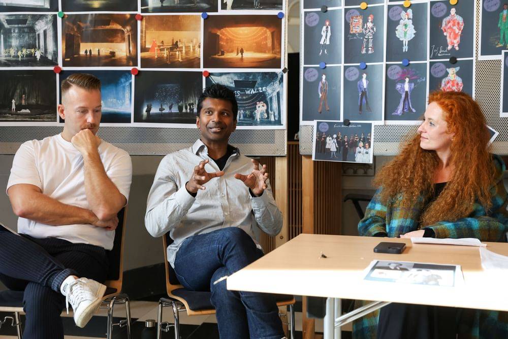 Alex Frei (Choreografie), Leslie Suganandarajah (Musikalische Leitung), Martine Eisenreich (Komponistin) beim Konzeptionsgespräch