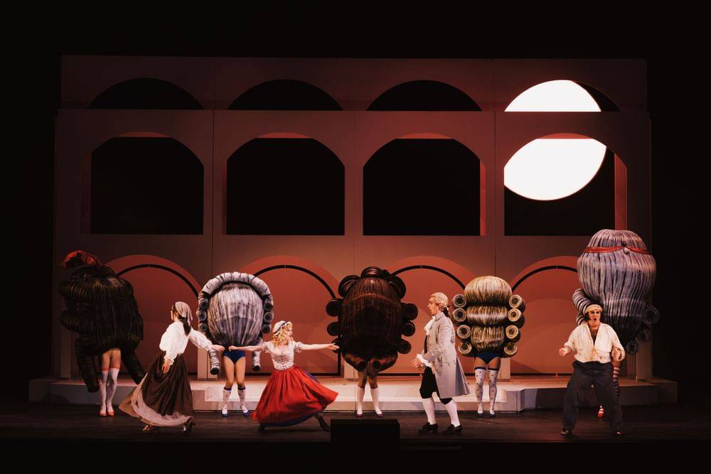 Lauren Urquhart (Annina), Juliette Khalil (Ciboletta), David Kerber (Caramello), Jakob Semotan (Pappacoda), Statisterie