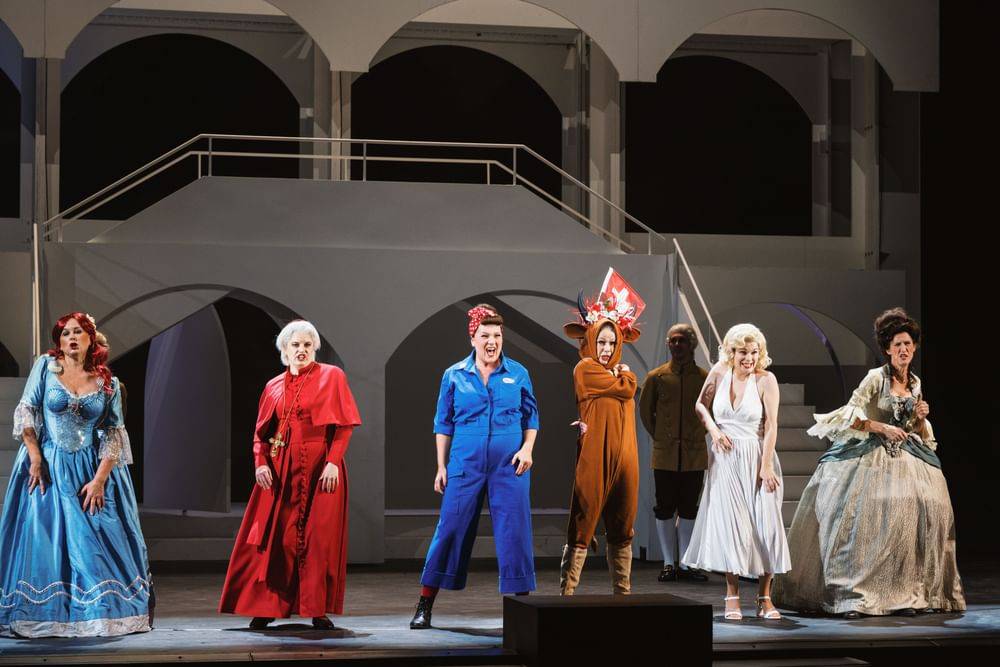 Carin Filipčić (Agricola), Martina Dorak (Constantia), Chor der Volksoper Wien