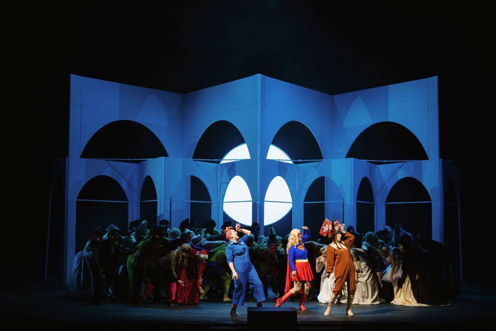 Carin Filipčić (Agricola), Ulrike Steinsky (Barbara, Delacquas Frau), Martina Dorak (Constantia), Chor der Volksoper Wien