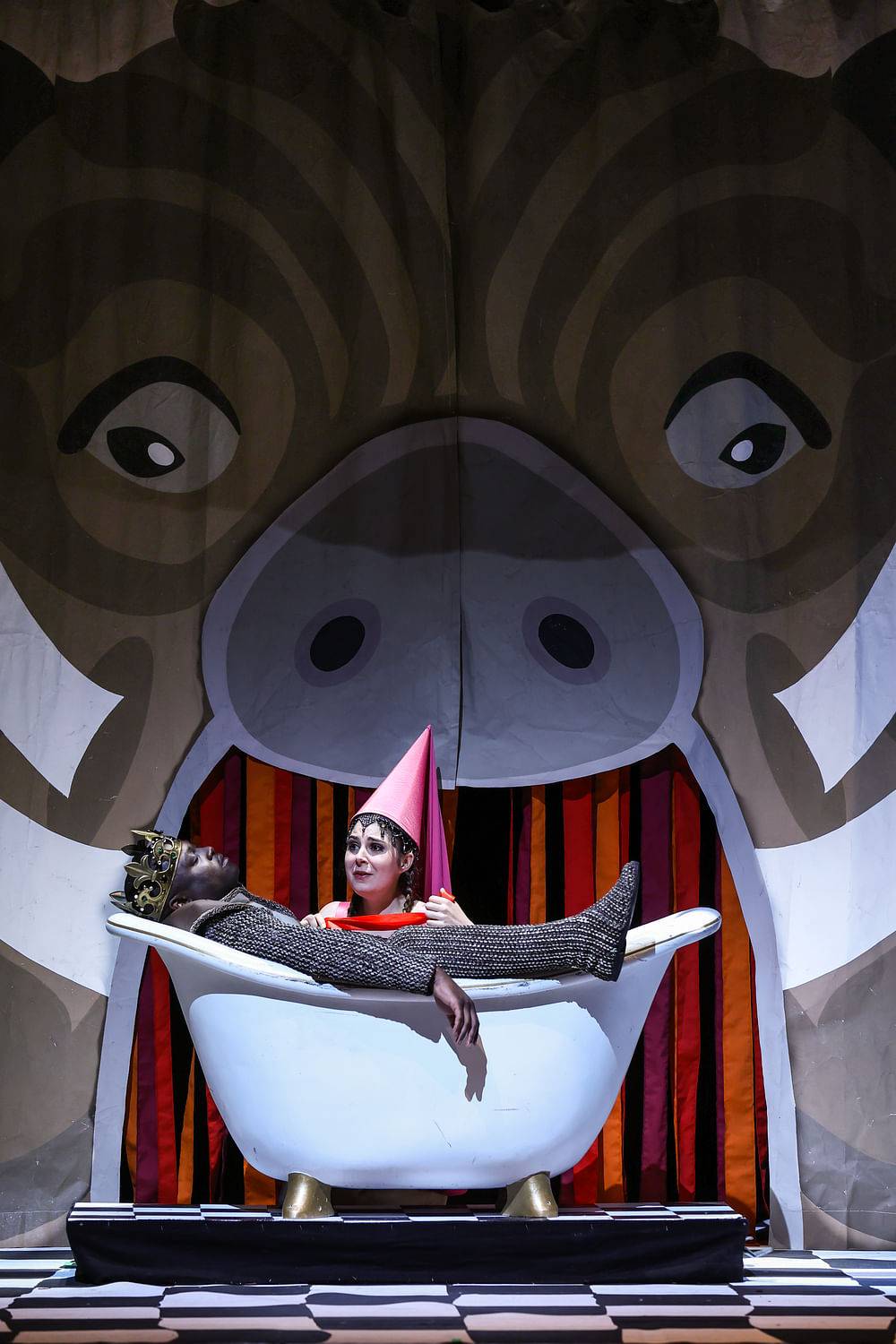 Smelo Mahlangu (Das Schwein / Chorus 8), Hannah Fheodoroff (Flora / Chorus 3)