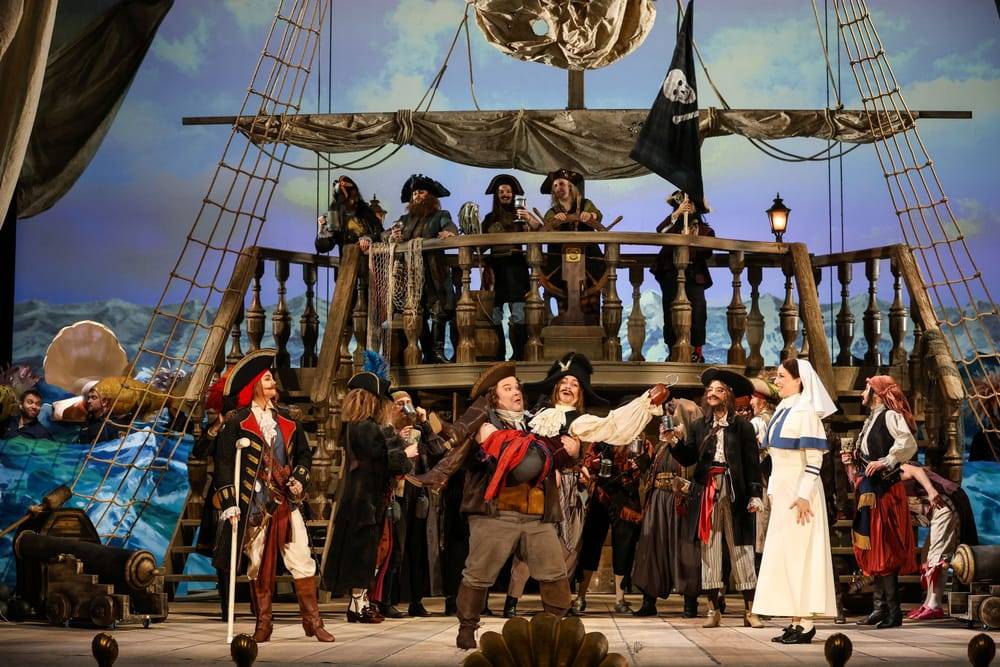 Wallis Giunta (Der Piratenkönig), Timothy Fallon (Frederic), Julia Edtmeier (Samuel), Johanna Arrouas (Ruth), Ensemble