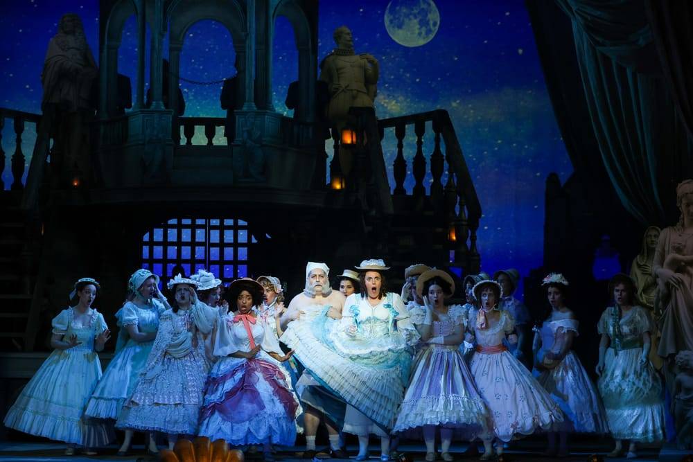 Simmons (Edith), Jakob Semotan (Generalmajor Stanley), Nicole Chévalier (Mabel), Camilla Aguilera Yáñez (Kate), Ensemble, Chor