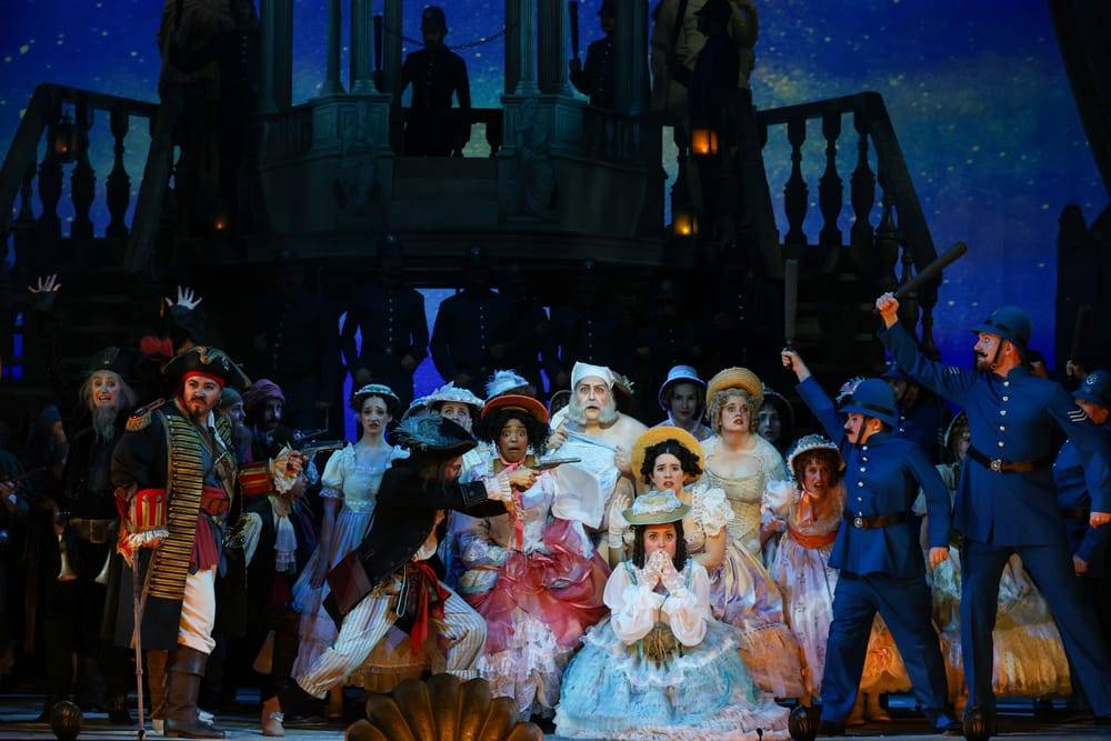 Katia Ledoux (Piratenkönig), Katharina Pizzera (Samuel), Jaye Simmons (Edith), Jakob Semotan (Generalmajor Stanley), Camilla Aguilera Yáñez (Kate), Nicole Chévalier (Mabel), Ensemble, Chor