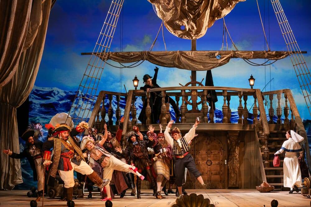 Katia Ledoux (Piratenkönig), Johanna Arrouas (Ruth), Ensemble