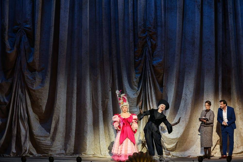 Petra Massey (Sally Sullivan), Lucy Hopkins (Gillian Gilbert), Katharina Pizzera (Maria Ritt), Marcel Mohab (Robert Kitzler)