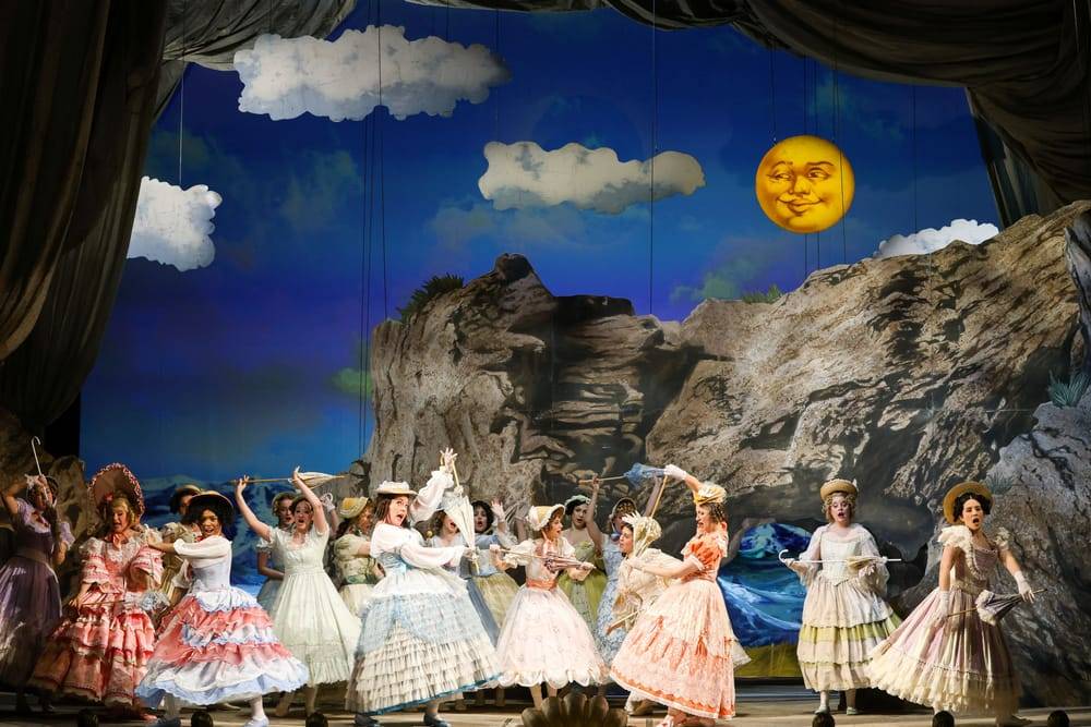 Jaye Simmons (Edith), Nicole Chévalier (Mabel), Camilla Aguilera Yáñez (Kate), Ensemble, Chor