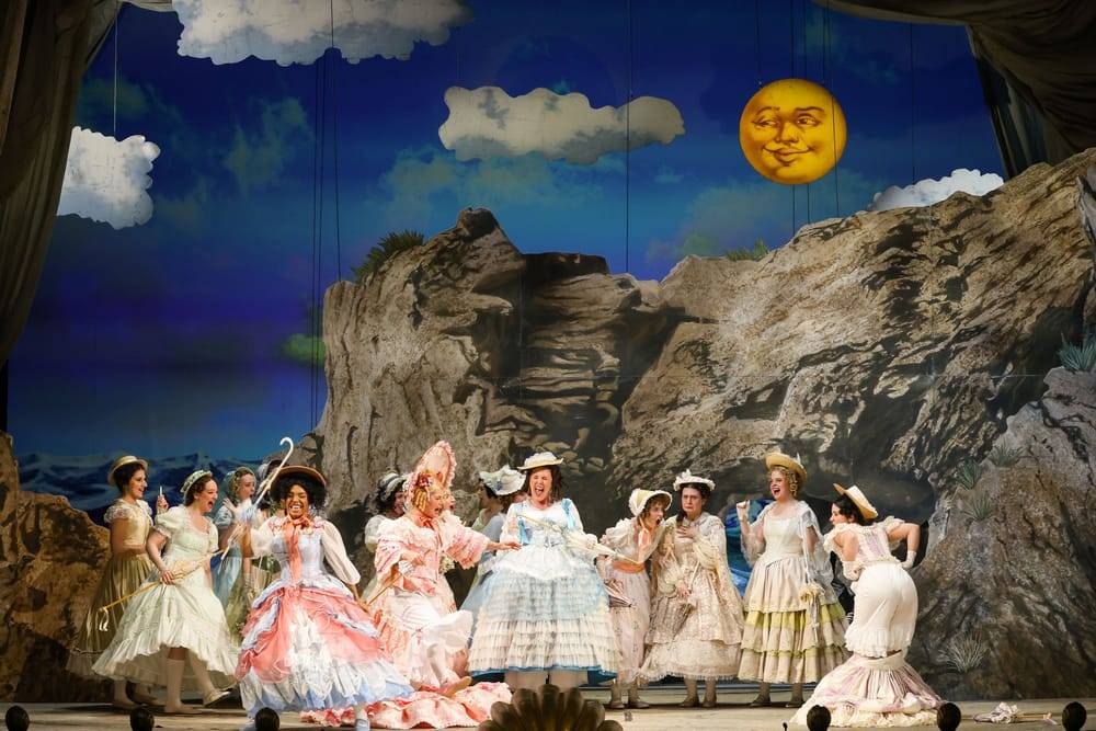 Jaye Simmons (Edith), Nicole Chévalier (Mabel), Camilla Aguilera Yáñez (Kate), Ensemble, Chor