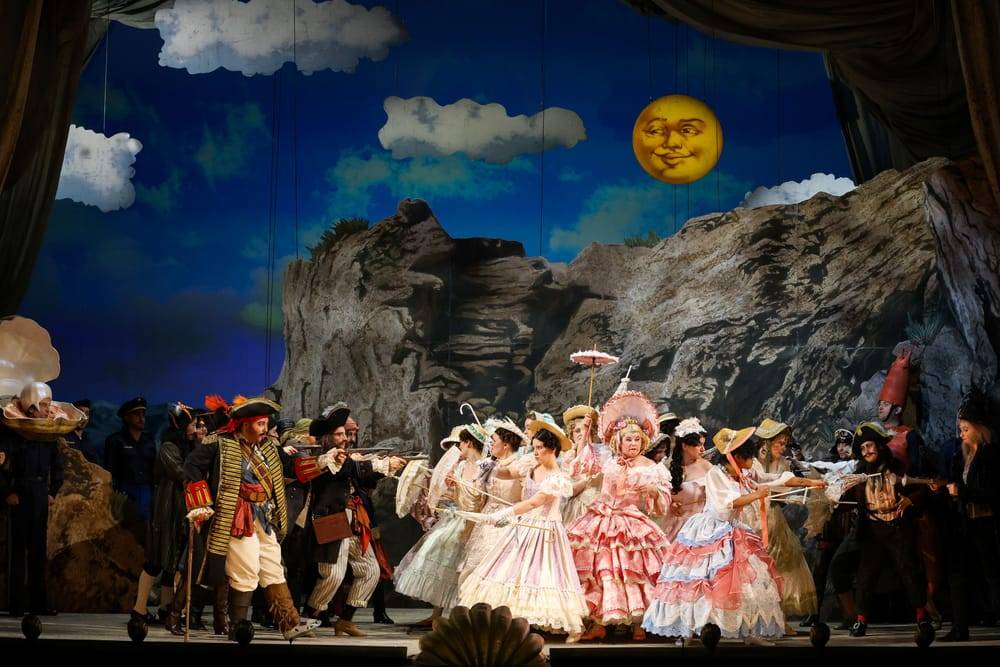 Katia Ledoux (Piratenkönig), Katharina Pizzera (Samuel), Camilla Aguilera Yáñez (Kate), Petra Massey (Sally Sullivan), Jaye Simmons (Edith), Ensemble, Chor