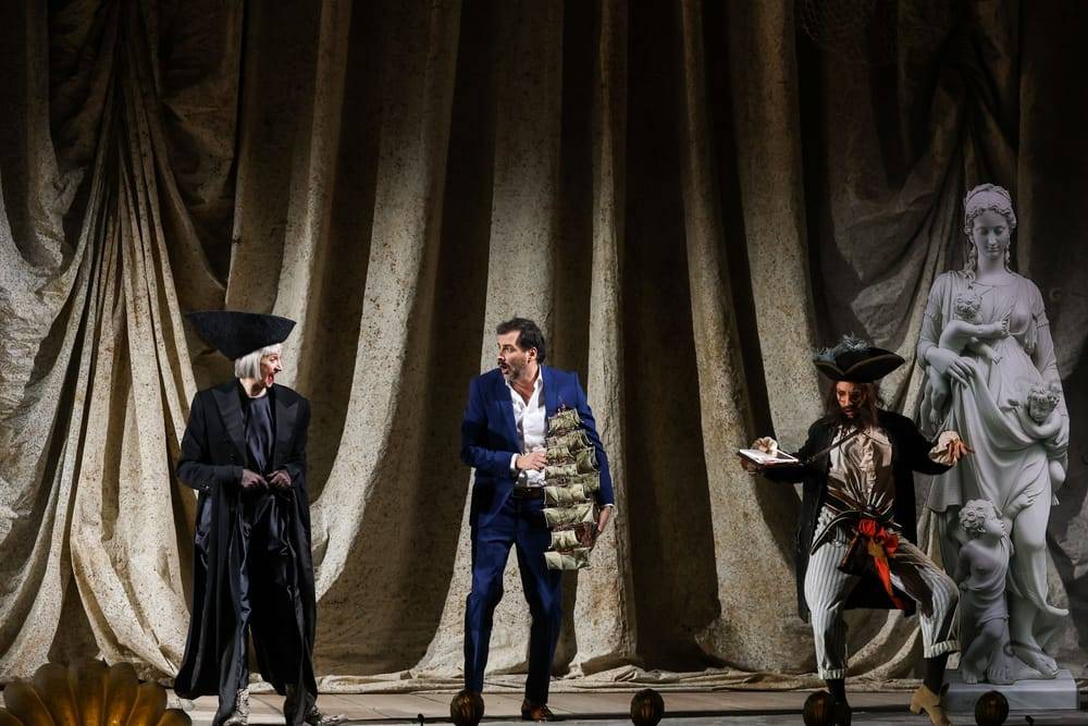 Lucy Hopkins (Gillian Gilbert), Marcel Mohab (Robert Kitzler), Jeanne Lenoble (Ariel)