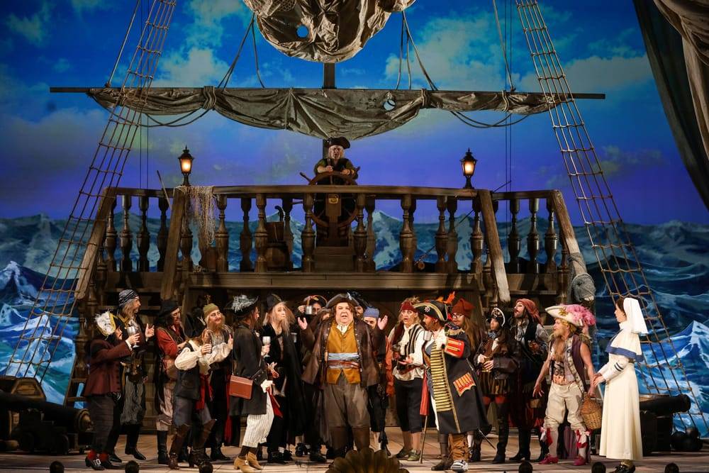 Timothy Fallon (Frederic, Piratenlehrling), Ensemble, Chor der Volksoper Wien