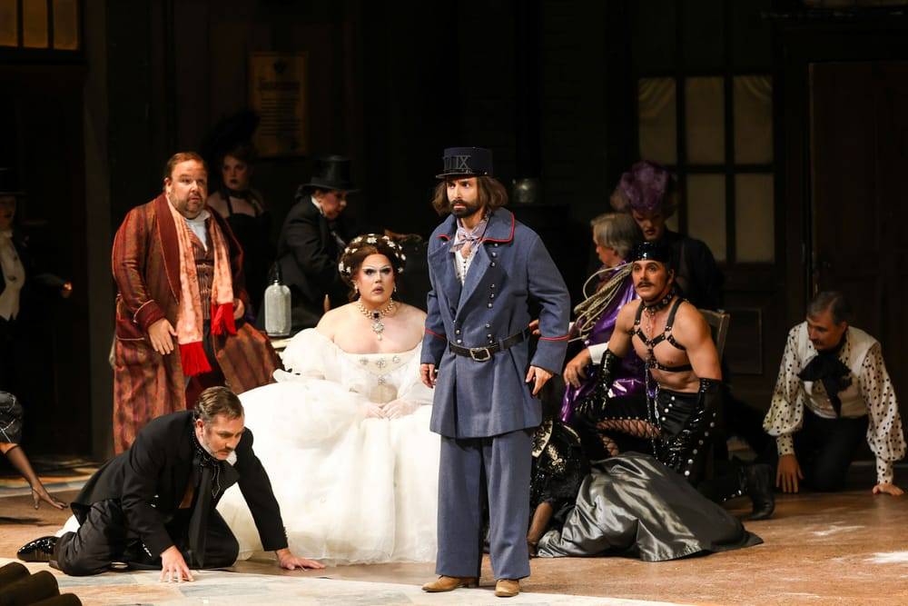 Thomas Oliemans (Dr. Falke), Timothy Fallon (Alfred), Ryta Tale (Ida), Tom Neuwirth (Frosch), Gabor Oberegger (Ivan), Chor der Volksoper Wien