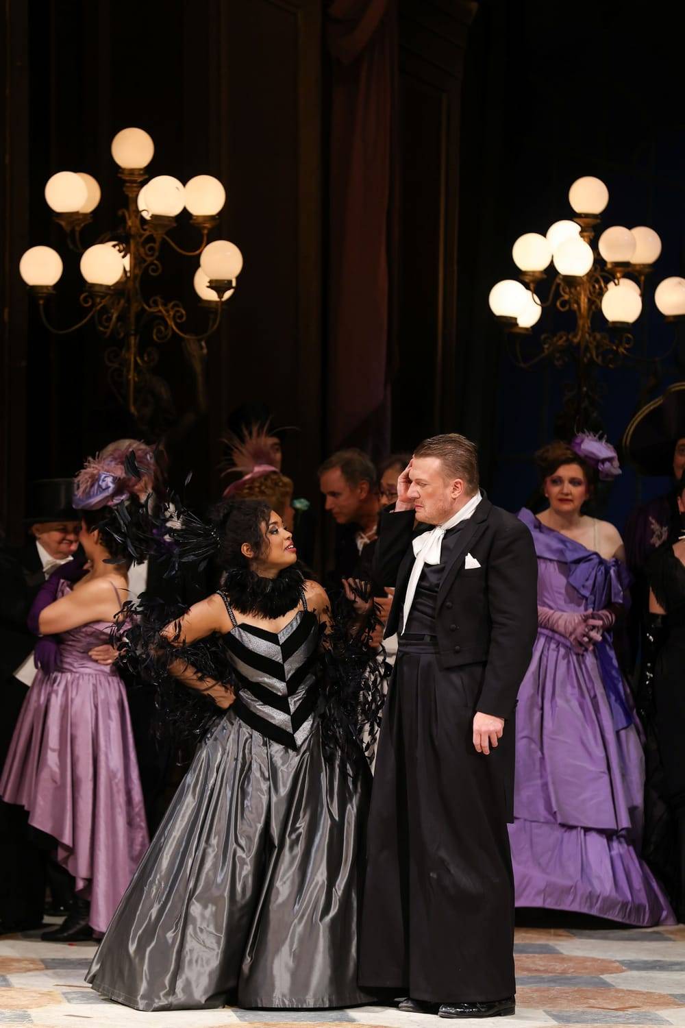 Jaye Simmons (Adele), Daniel Schmutzhard (Gabriel von Eisenstein), Chor der Volksoper Wien