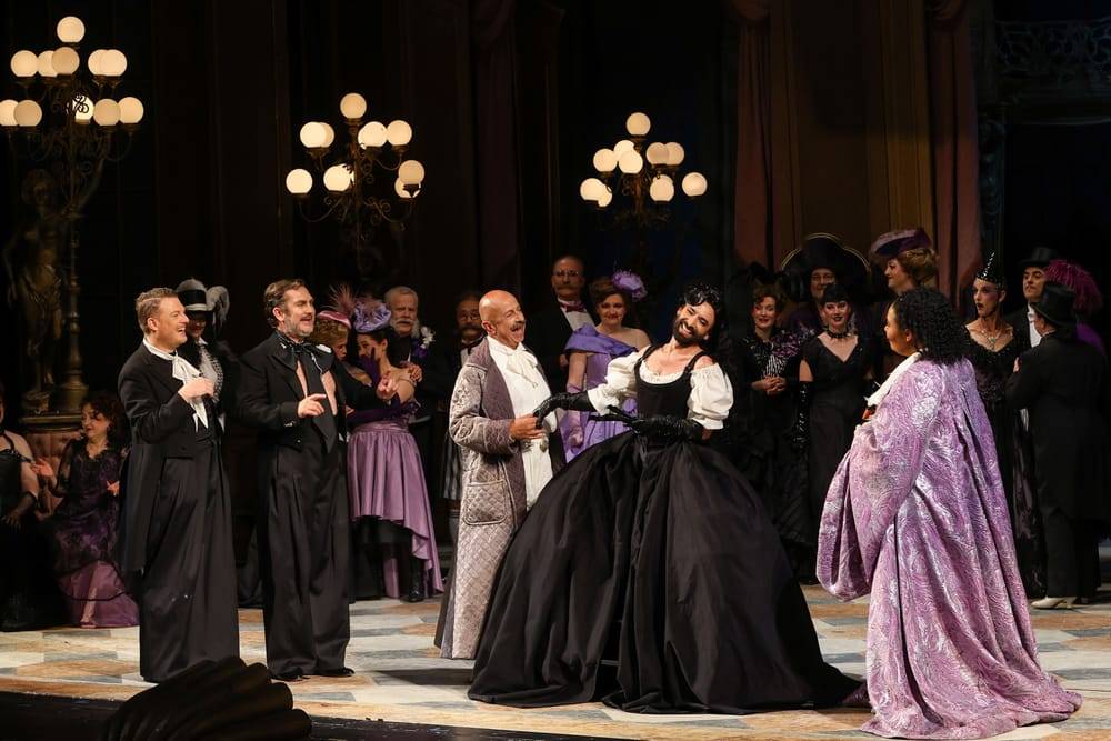 Daniel Schmutzhard (Gabriel von Eisenstein), Thomas Oliemans (Dr. Falke), Martin Winkler (Frank), Tom Neuwirth (Frosch), Katia Ledoux (Prinz Orlofsky), Chor der Volksoper Wien