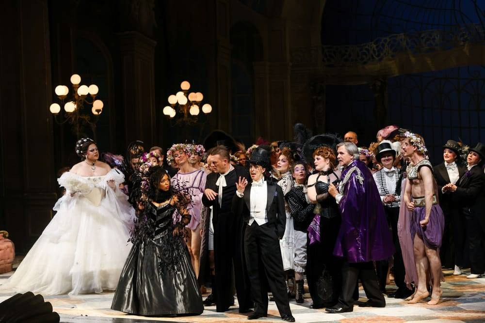 Ryta Tale (Ida), Jaye Simmons (Adele), Daniel Schmutzhard (Gabriel von Eisenstein), Johanna Arrouas (Rosalinde), Chor der Volksoper Wien, Wiener Staatsballett