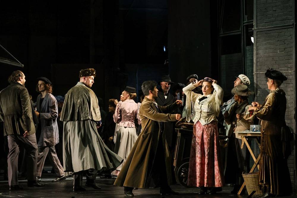 Trevor Haumschilt-Rocha (Marcello), Alexander Fritze (Colline), Jenish Ysmanov (Rodolfo), Hedwig Ritter (Mimì), Chor der Volksoper Wien