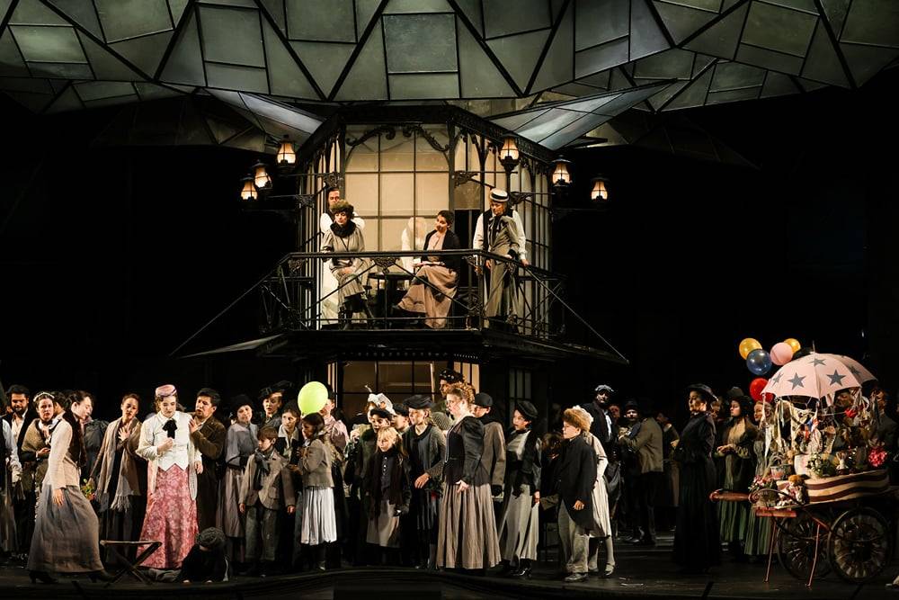 Hedwig Ritter (Mimì), Jenish Ysmanov (Rodolfo), Chor der Volksoper Wien, Kinderchor der Volksoper Wien