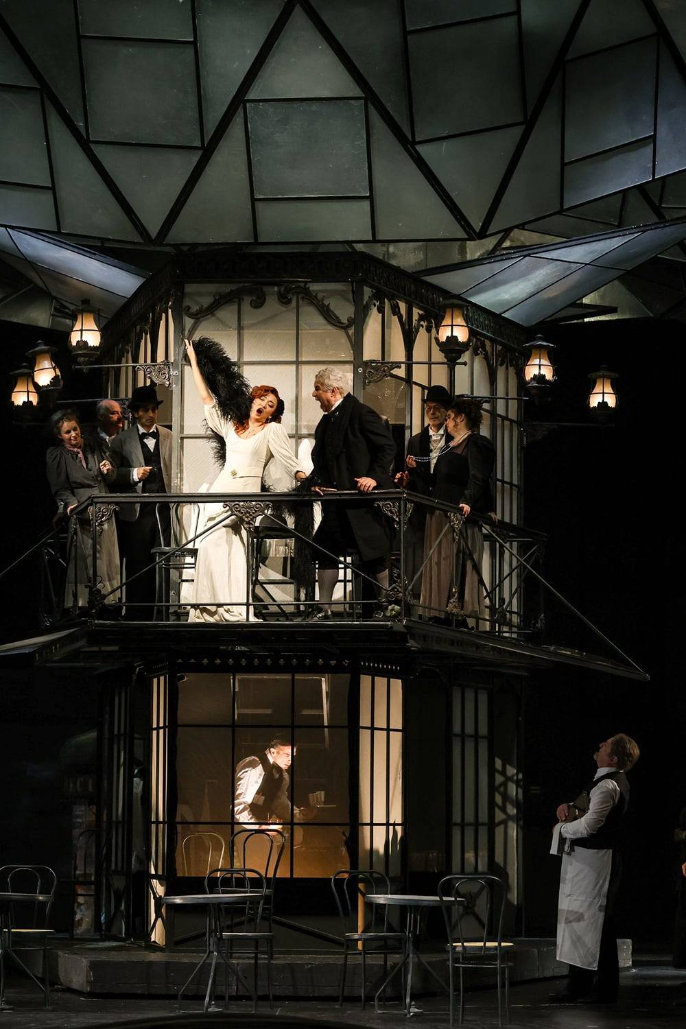 Chelsea Guo (Musetta), Daniel Ohlenschläger (Alcindoro), Chor der Volksoper Wien