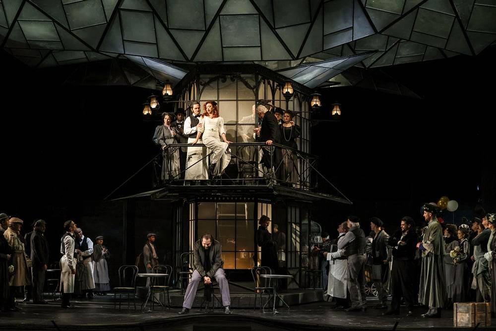 Chelsea Guo (Musetta), Daniel Ohlenschläger (Alcindoro), Trevor Haumschilt-Rocha (Marcello), Ensemble, Chor der Volksoper Wien