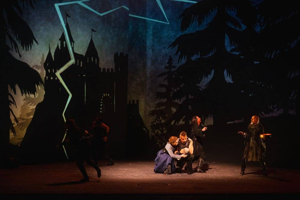 Rebecca Nelsen (Lovis), Juergen Maurer (Mattis), Nicolaus Hagg (Klein-Klipp), Reini Moritz (Glatzen-Per), Ensemble