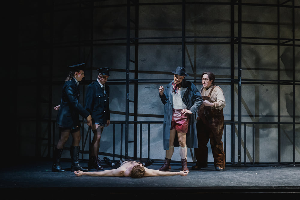 Rico Salathé, Kilian Berger, Thomas Höfner, Samuel Türksoy (Ensemble), Jakob Semotan (Amos Hart)