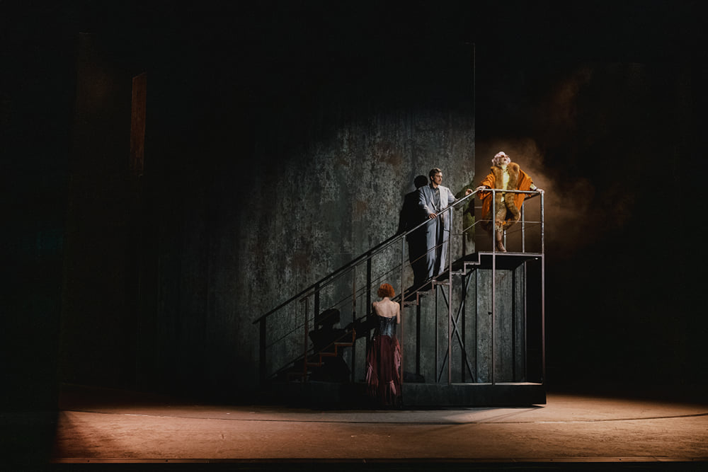 Bettina Mönch (Roxie Hart), Lionel von Lawrence (Billy Flynn), Ursula Pfitzner (Mary Sunshine)

