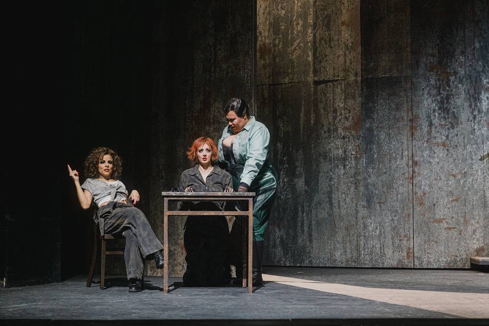 Myrthes Monteiro (Velma Kelly), Bettina Mönch (Roxie Hart), Katia Ledoux (Mama Morton)