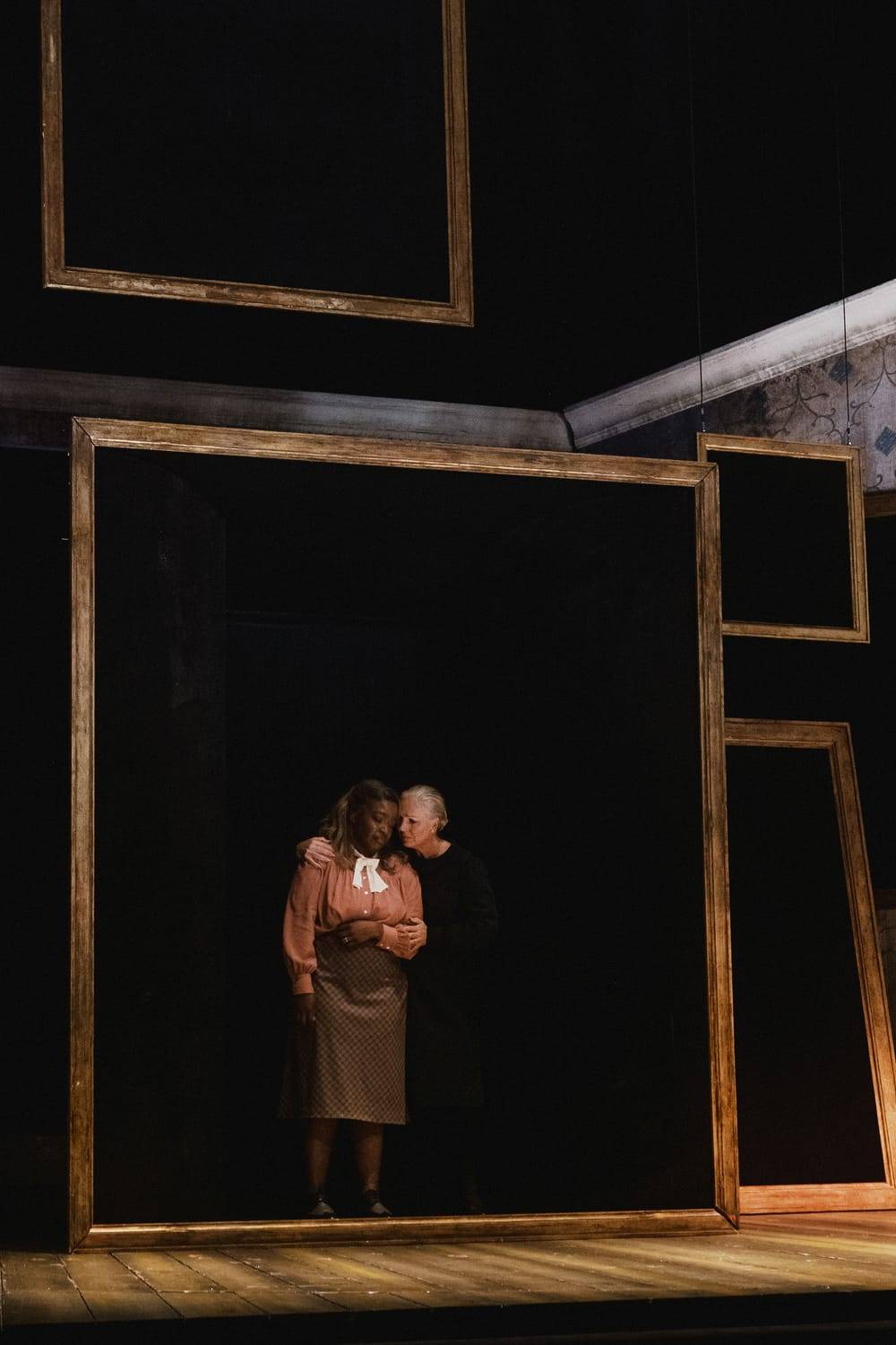 Axelle Fanyo (Antonia), Annely Peebo (Die Stimme der Mutter)