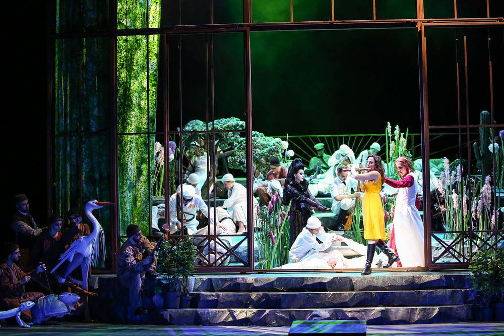 Rebecca Nelsen (Pamina), Martin Mitterrutzner (Tamino), Ensemble, Chor, Puppenspieler 
